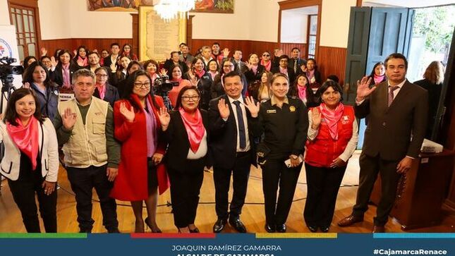 📌La Municipalidad Provincial de Cajamarca, realizó la conferencia de prensa en el marco de la celebración por el Día Internacional de la Mujer que se celebra cada 8 de marzo. Además, la regidora Julia Guerrero en representación del alcalde provincial, agradeció todo el esfuerzo de las instituciones para seguir trabajando en el empoderamiento de la mujer. 
✅El evento ha servido como plataforma para presentar las diversas actividades que se desarrollarán en el marco de esta celebración, que busca resaltar el papel fundamental de las mujeres en la sociedad y promover la igualdad de género.
👉Entre las actividades planificadas se encuentran un pasacalle, así como charlas y encuentros programados del 5 al 8 de marzo. Estas iniciativas tienen como objetivo fomentar la reflexión, el diálogo y la acción en torno a los desafíos y logros de las mujeres en todos los ámbitos de la vida.