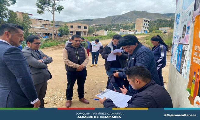 📌La subgerencia de Licencias y Permisos Urbanos de la Municipalidad Provincial de Cajamarca y la junta vecinal del sector Mollepampa, se realizó la paralización de una obra ubicada en el jr. Carlos Malpica intersección con Jr. Ramiro Bardales, que no contaba con licencia para realizar zanjas y/o trabajos invadiendo la vía pública, procediendo a paralizar la obra y proceder a tapar las zanjas con maquinaria pesada.
✅Le pedimos a la población que puedan seguir los trámites correspondientes y evitar multas o sanciones. ¡Construye con responsabilidad!