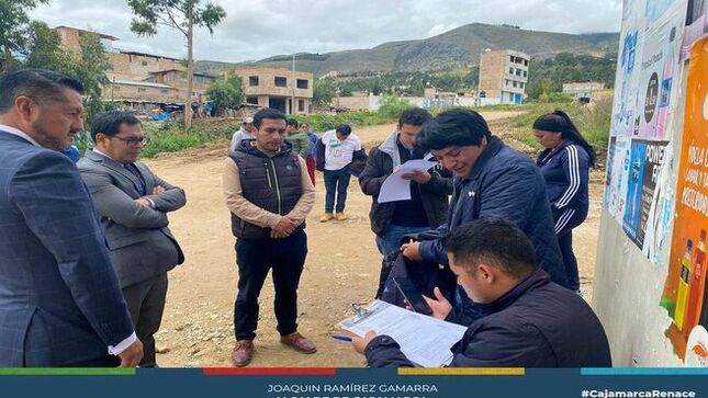 📌La subgerencia de Licencias y Permisos Urbanos de la Municipalidad Provincial de Cajamarca y la junta vecinal del sector Mollepampa, se realizó la paralización de una obra ubicada en el jr. Carlos Malpica intersección con Jr. Ramiro Bardales, que no contaba con licencia para realizar zanjas y/o trabajos invadiendo la vía pública, procediendo a paralizar la obra y proceder a tapar las zanjas con maquinaria pesada. 
✅Le pedimos a la población que puedan seguir los trámites correspondientes y evitar multas o sanciones. ¡Construye con responsabilidad!