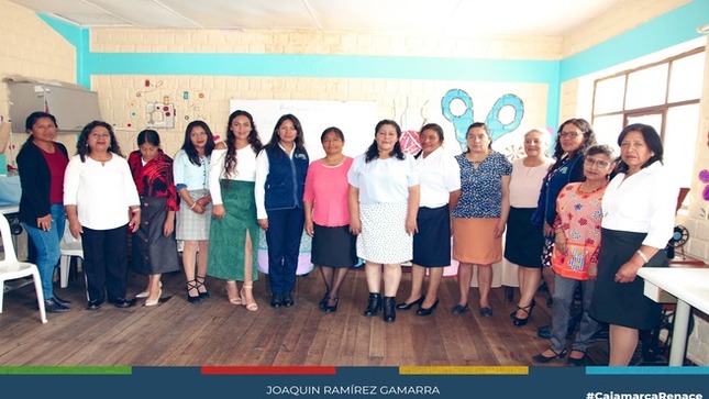 📌Alrededor de 30 madres de familia en situación vulnerable se beneficiaron con talleres gratuitos de corte y confección y manualidades en tela, organizados por Renace Mujer y Familia de la Municipalidad Provincial de Cajamarca.
🗣Rosalía Valencia, profesora del referido tallermencionó que se ha concluido con el primer curso de corte y confección y manualidades en tela correspondiente al año 2024, en los próximos días se iniciará un nuevo taller que se desarrollará durante todo el año a fin de seguir apoyando a las madres de familias provenientes de sectores vulnerables de esta ciudad.
#CajamarcaRenace 
El objetivo es capacitarlas y prepararlas para que a futuro puedan convertirse en pequeñas emprendedoras de sus propios negocios y de esta manera logren mejorar su situación económica para beneficio propio y de su familia en general.
Participantes en este taller dijeron haber encontrado la oportunidad para obtener una preparación en técnicas que a futuro les será de mucha utilidad para sacar adelante a su familia.
