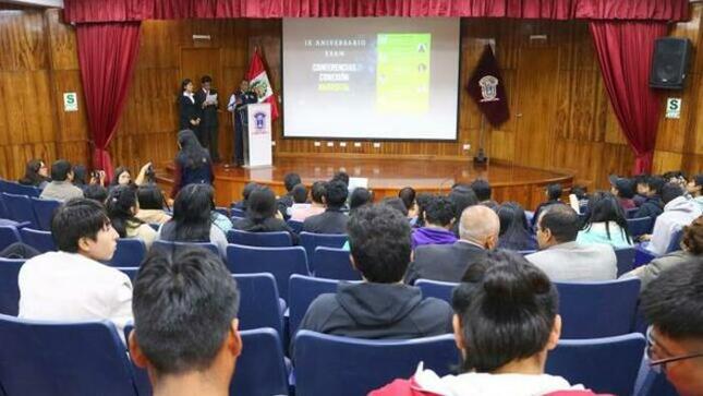 Estudiantes UNJBG recibiendo charla 