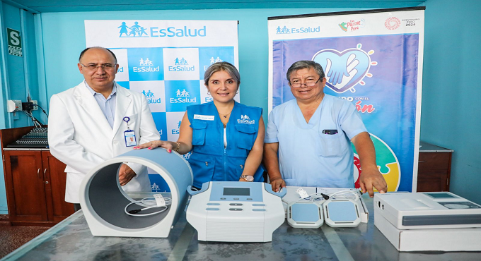 EsSalud La Libertad recibe equipos biomédicos de la Universidad Privada Antenor Orrego