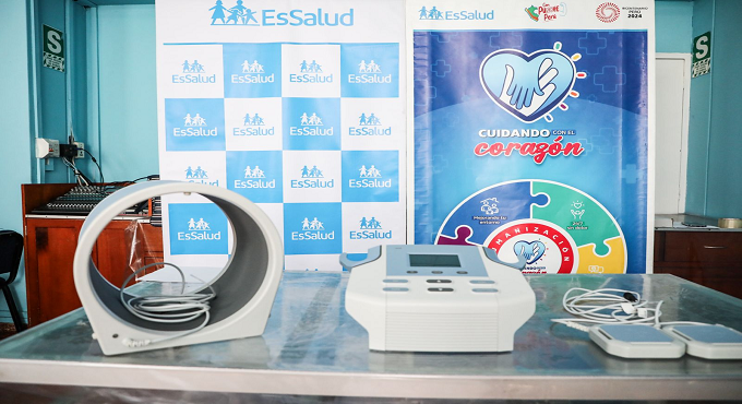 EsSalud La Libertad recibe equipos biomédicos de la Universidad Privada Antenor Orrego