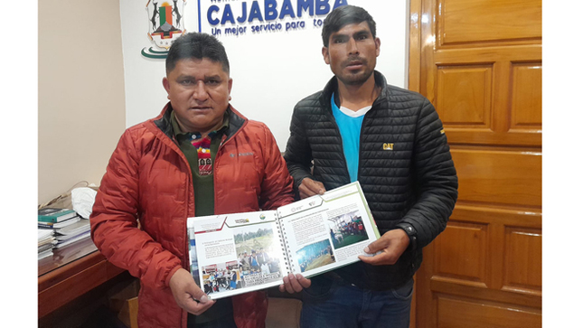  Alcalde Provincial recibió libro en agradecimiento