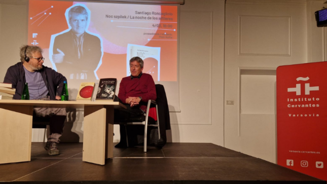 El escritor peruano Santiago Roncagliolo presenta su novela "La Noche de los Alfileres" traducida al Polaco en Varsovia