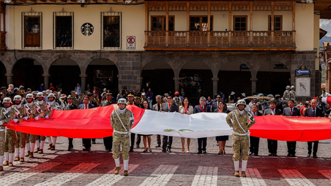 Presidenta de la Corte de Cusco participó en el Primer Izamiento Pleno 