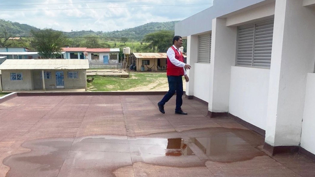 La Contraloría General constató el humedecimiento por filtraciones de la obra de rehabilitación del Puesto de Salud (PS) Trigal, a cargo de la Municipalidad Distrital de Casitas, donde los ambientes de tópico de emergencia, pasillo principal, sala de partos, sala de entrega de materiales, esterilización, triaje, archivo de historias clínicas, gestión de la información y admisión, fueron afectados por las intensas lluvias ocurridas recientemente. 