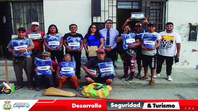 Con la finalidad de velar por la seguridad y protección de nuestro personal, la Municipalidad Distrital Caleta de Carquín hizo entrega de equipos de protección personal (EPP) a los trabajadores ediles de la Subgerencia de Gestión Ambiental (limpieza pública, recolección convencional y selectiva).

Asimismo, se brindó charla educacional al personal con la finalidad de explicar la importancia de su uso correcto de los EPP.

La entrega consiste en mascarillas de filtro de polvo, lentes protectores, guantes, bloqueador solar, pantalones, polos, camisacos, gorras y botines. Además, se entregó herramientas como escoba y recogedor. 

En la actividad estuvieron presentes la subgerenta de Gestión Ambiental, Ingeniera Marivel Laos Arévalo y el especialista de la oficina de Recursos Humanos, Abog. Jesús Ortiz Sánchez.

Caleta de Carquín, 07 de marzo de 2024.

Unidad de Relaciones Publica e Imagen Institucional. 