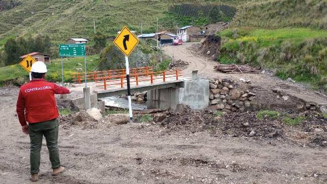 La Contraloría General advirtió que los trabajos de renovación realizados a los puentes de los distritos de Acobambilla, Manta, Palca y Acoria se ejecutaron sin cumplir con las especificaciones técnicas del expediente técnico, situación que podría afectar la calidad y funcionalidad de las infraestructuras, así como el reconocimiento de prestaciones que no corresponden debido a que fueron valorizadas, aprobadas y pagadas por la Municipalidad Provincial de Huancavelica.