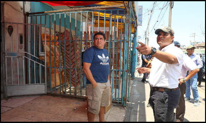 El alcalde provincial de Trujillo, Mario Reyna Rodríguez lideró el equipo de la Unidad Especializada de Fiscalización Municipal que busca recuperar las áreas públicas invadidas por malos comerciantes, desde más de 2 décadas.