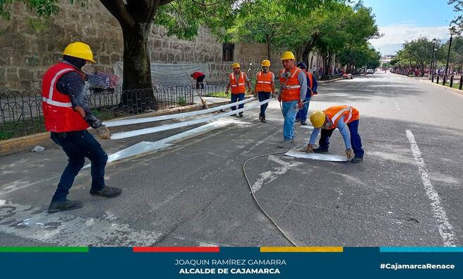 📌Con motivo del inicio del año escolar y en el marco de la campaña “Retorno Seguro a Clases”, la gerencia de Transportes y Seguridad Vial de la Municipalidad de Cajamarca realizó el pintado de los cruceros peatonales en la institución educativa San Ramón, Escuela 83005 La Recoleta, Jardín Santa Teresita y colegio Emblemático Santa Teresita.
👉La finalidad de la campaña es reducir los accidentes de tránsito y brindar mayor seguridad a los estudiantes , así como que los conductores de vehículos motorizados respeten la señalización velando por la integridad de los escolares que asisten a las diversas instituciones educativas de nuestra ciudad.