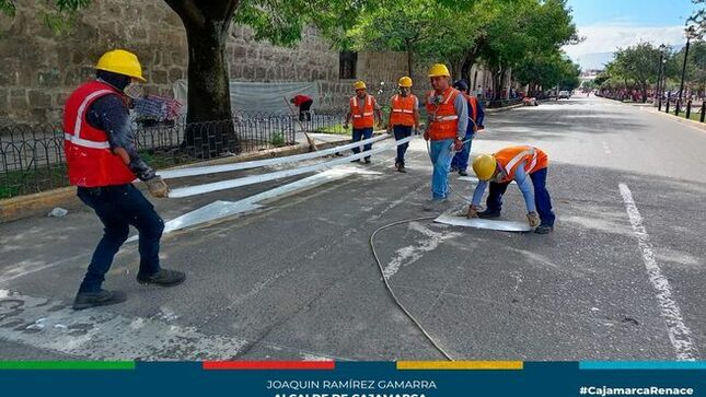 📌Con motivo del inicio del año escolar y en el marco de la campaña “Retorno Seguro a Clases”, la gerencia de Transportes y Seguridad Vial de la Municipalidad de Cajamarca realizó el pintado de los cruceros peatonales en la institución educativa San Ramón, Escuela 83005 La Recoleta, Jardín Santa Teresita y colegio Emblemático Santa Teresita.
👉La finalidad de la campaña es reducir los accidentes de tránsito y brindar mayor seguridad a los estudiantes , así como que los conductores de vehículos motorizados respeten la señalización velando por la integridad de los escolares que asisten a las diversas instituciones educativas de nuestra ciudad.