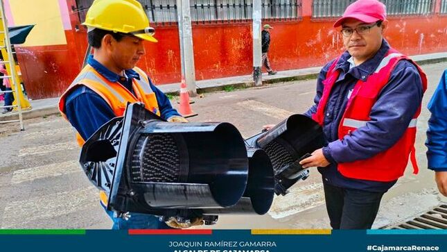 ✅Con el propósito de reducir los accidentes de tránsito y brindar mayor seguridad a la ciudadanía, la gerencia de Transportes y Seguridad Vial de la Municipalidad de Cajamarca continúa trabajando de manera constante en el mantenimiento e instalación de sistemas de semaforización en zonas de mayor congestión vehicular en nuestra ciudad.
🚦En esta oportunidad, se realizó el mantenimiento e instalación del sistema de semaforización en la cuadra 04 de prolongación Revilla Pérez, logrando así brindar mayores condiciones de seguridad a los vecinos de este sector de Cajamarca.
