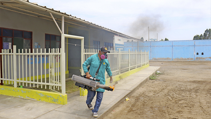 Realizan fumigación en planteles educativos
