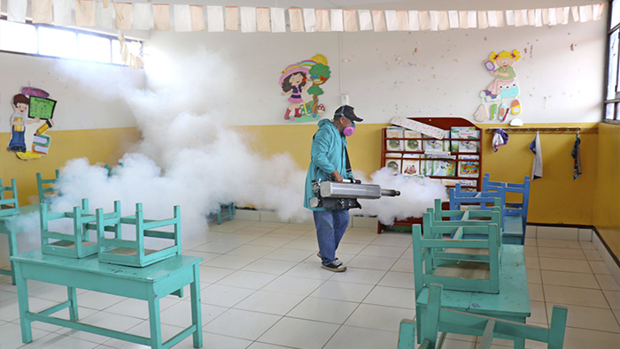 Realizan fumigación en planteles educativos