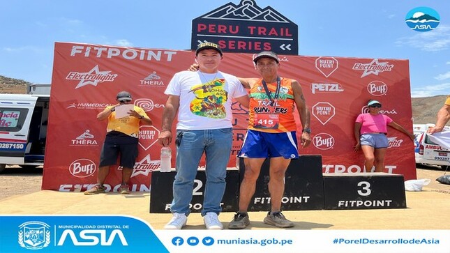 Comprometido con el deporte, el alcalde Isaias Alcántara Malásquez, participó en la premiación de la tercera fecha de clasificación de la competencia “Perú Trail Series”, realizado en las Lomas de Asia. 
La autoridad edil, reconoció el esfuerzo de cada uno de los competidores y agradeció a la empresa privada por fomentar el turismo y el deporte en nuestro distrito.
Asimismo, el alcalde Isaias Alcántara felicitó al Señor Félix Córdova Medina, por ocupar el primer puesto en la categoría de 50 años a más de 14 K, dejando en alto el nombre de Asia.
#MunicipalidadDistritalDeAsia
#PorelDesarrollodeAsia
#IsaiasAlcantaraAlcaldedeAsia