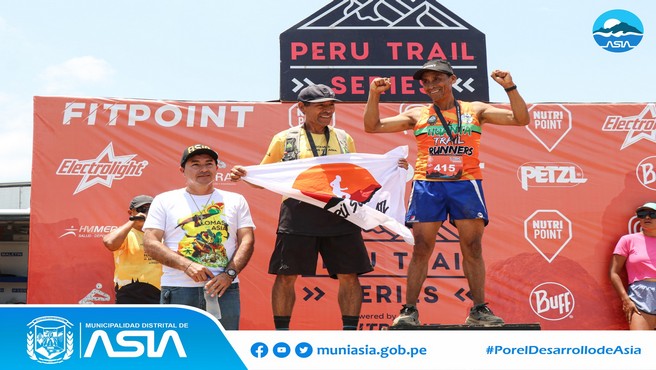 Comprometido con el deporte, el alcalde Isaias Alcántara Malásquez, participó en la premiación de la tercera fecha de clasificación de la competencia “Perú Trail Series”, realizado en las Lomas de Asia. 
La autoridad edil, reconoció el esfuerzo de cada uno de los competidores y agradeció a la empresa privada por fomentar el turismo y el deporte en nuestro distrito.
Asimismo, el alcalde Isaias Alcántara felicitó al Señor Félix Córdova Medina, por ocupar el primer puesto en la categoría de 50 años a más de 14 K, dejando en alto el nombre de Asia.
#MunicipalidadDistritalDeAsia
#PorelDesarrollodeAsia
#IsaiasAlcantaraAlcaldedeAsia