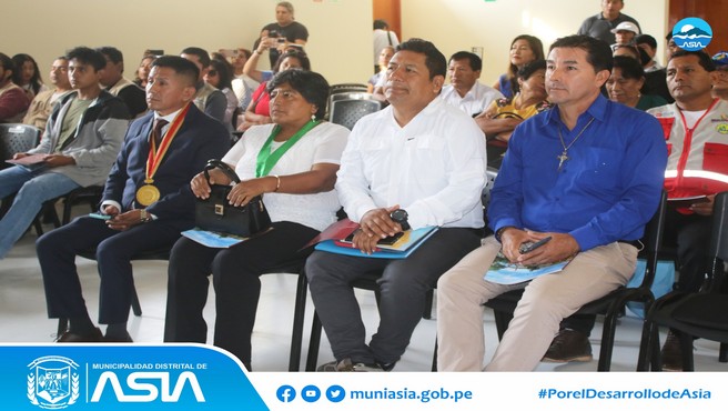 El alcalde distrital, Isaias Alcántara Malásquez, participó de una importante reunión convocada por el Proyecto Qhapaq Ñan del Ministerio de Cultura, en el auditorio de la Universidad Nacional de Cañete.
El acto contó con la presencia del Secretario Técnico del Proyecto, Arqueólogo Luis Lumbrera Flores, los alcaldes de las municipalidades de Quilmaná, San Luis y Coayllo, y asociaciones culturales.
Los trabajos de investigación se realizarán en las dos canteras incaicas que están ubicadas en los Cerros de Quilmaná (distrito de Asia y Coayllo) y Cerro Quinta Freno (distrito de Quilmaná), donde se extraía, tallaba y pulía los bloques líticos que se utilizaron en diversas obras imperiales. Es importe indicar que hasta el momento estas canteras son las únicas identificadas en la costa peruana.
Además, el Proyecto Qhapaq Ñan ha descubierto toda una red de caminos y senderos relacionados a la producción y movilidad de los bloques de piedra tallados, asociados a fragmentos de cerámica incaica, que son un claro reflejo de la importancia que tuvo este centro de producción para el Estado Inca en el siglo XVI.
#MunicipalidadDistritalDeAsia
#PorelDesarrollodeAsia
#IsaiasAlcantaraAlcaldedeAsia