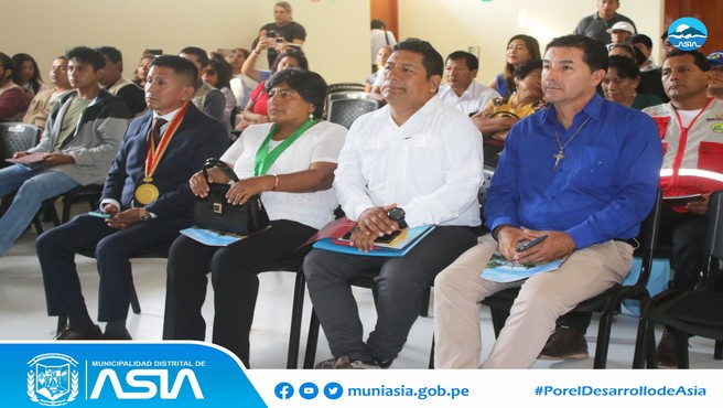 El alcalde distrital, Isaias Alcántara Malásquez, participó de una importante reunión convocada por el Proyecto Qhapaq Ñan del Ministerio de Cultura, en el auditorio de la Universidad Nacional de Cañete.
El acto contó con la presencia del Secretario Técnico del Proyecto, Arqueólogo Luis Lumbrera Flores, los alcaldes de las municipalidades de Quilmaná, San Luis y Coayllo, y asociaciones culturales.
Los trabajos de investigación se realizarán en las dos canteras incaicas que están ubicadas en los Cerros de Quilmaná (distrito de Asia y Coayllo) y Cerro Quinta Freno (distrito de Quilmaná), donde se extraía, tallaba y pulía los bloques líticos que se utilizaron en diversas obras imperiales. Es importe indicar que hasta el momento estas canteras son las únicas identificadas en la costa peruana.
Además, el Proyecto Qhapaq Ñan ha descubierto toda una red de caminos y senderos relacionados a la producción y movilidad de los bloques de piedra tallados, asociados a fragmentos de cerámica incaica, que son un claro reflejo de la importancia que tuvo este centro de producción para el Estado Inca en el siglo XVI. 
#MunicipalidadDistritalDeAsia
#PorelDesarrollodeAsia
#IsaiasAlcantaraAlcaldedeAsia