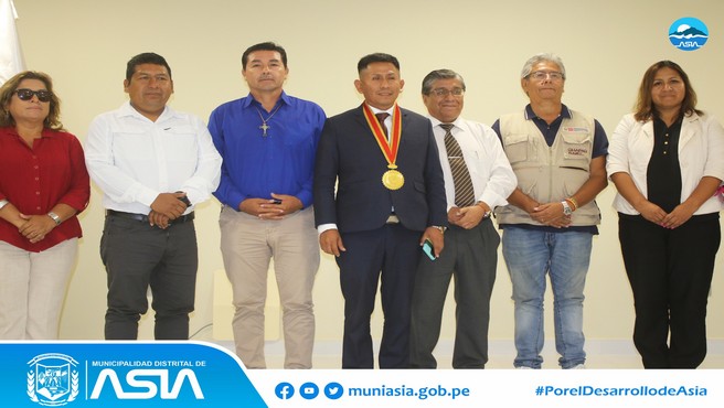 El alcalde distrital, Isaias Alcántara Malásquez, participó de una importante reunión convocada por el Proyecto Qhapaq Ñan del Ministerio de Cultura, en el auditorio de la Universidad Nacional de Cañete.
El acto contó con la presencia del Secretario Técnico del Proyecto, Arqueólogo Luis Lumbrera Flores, los alcaldes de las municipalidades de Quilmaná, San Luis y Coayllo, y asociaciones culturales.
Los trabajos de investigación se realizarán en las dos canteras incaicas que están ubicadas en los Cerros de Quilmaná (distrito de Asia y Coayllo) y Cerro Quinta Freno (distrito de Quilmaná), donde se extraía, tallaba y pulía los bloques líticos que se utilizaron en diversas obras imperiales. Es importe indicar que hasta el momento estas canteras son las únicas identificadas en la costa peruana.
Además, el Proyecto Qhapaq Ñan ha descubierto toda una red de caminos y senderos relacionados a la producción y movilidad de los bloques de piedra tallados, asociados a fragmentos de cerámica incaica, que son un claro reflejo de la importancia que tuvo este centro de producción para el Estado Inca en el siglo XVI. 
#MunicipalidadDistritalDeAsia
#PorelDesarrollodeAsia
#IsaiasAlcantaraAlcaldedeAsia