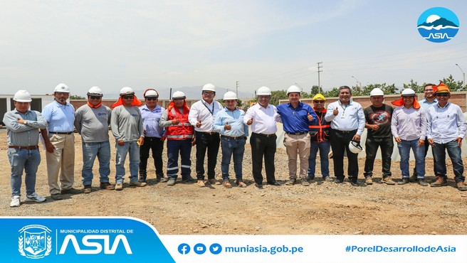 El alcalde distrital, Isaias Alcántara Malásquez supervisó los trabajos de la Planta de Tratamiento de Aguas Residuales (PTAR), ubicada en el Anexo La Joya, en compañía del gerente general de la E.PS Emapa Cañete, Cesar Nieto Serpa.
Esta obra es financiada por la empresa inmobiliaria Los Portales, que beneficiará a más de 5 mil familias del distrito de Asia. Además mejorará la calidad de vida de los ciudadanos, así como el saneamiento y el cuidado del medio ambiente, permitiendo el reusó de las aguas tratadas para la irrigación de los parques y jardines.
Los trabajos presentan un avance del 65 % y estarán culminados a fines de marzo, con un mes de prueba y finalmente su inauguración. La PTAR tendrá una capacidad de 15 litros por segundo.
Finalmente, el compromiso más importante del alcalde con la población, es que los anexos de Santa Cruz y 09 de Octubre cuenten con este importante servicio de alcantarillado que tantos años han esperado.
#MunicipalidadDistritalDeAsia
#PorelDesarrollodeAsia
#IsaiasAlcantaraAlcaldedeAsia