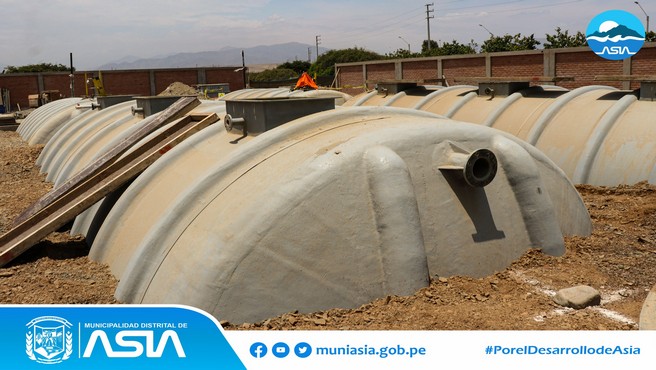 El alcalde distrital, Isaias Alcántara Malásquez supervisó los trabajos de la Planta de Tratamiento de Aguas Residuales (PTAR), ubicada en el Anexo La Joya, en compañía del gerente general de la E.PS Emapa Cañete, Cesar Nieto Serpa.
Esta obra es financiada por la empresa inmobiliaria Los Portales, que beneficiará a más de 5 mil familias del distrito de Asia. Además mejorará la calidad de vida de los ciudadanos, así como el saneamiento y el cuidado del medio ambiente, permitiendo el reusó de las aguas tratadas para la irrigación de los parques y jardines.
Los trabajos presentan un avance del 65 % y estarán culminados a fines de marzo, con un mes de prueba y finalmente su inauguración. La PTAR tendrá una capacidad de 15 litros por segundo.
Finalmente, el compromiso más importante del alcalde con la población, es que los anexos de Santa Cruz y 09 de Octubre cuenten con este importante servicio de alcantarillado que tantos años han esperado.
#MunicipalidadDistritalDeAsia
#PorelDesarrollodeAsia
#IsaiasAlcantaraAlcaldedeAsia