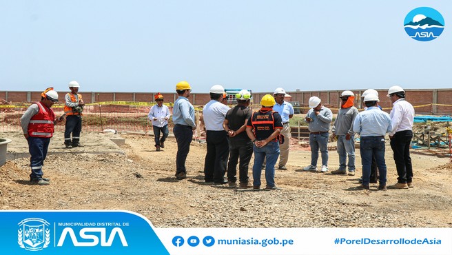 El alcalde distrital, Isaias Alcántara Malásquez supervisó los trabajos de la Planta de Tratamiento de Aguas Residuales (PTAR), ubicada en el Anexo La Joya, en compañía del gerente general de la E.PS Emapa Cañete, Cesar Nieto Serpa.
Esta obra es financiada por la empresa inmobiliaria Los Portales, que beneficiará a más de 5 mil familias del distrito de Asia. Además mejorará la calidad de vida de los ciudadanos, así como el saneamiento y el cuidado del medio ambiente, permitiendo el reusó de las aguas tratadas para la irrigación de los parques y jardines.
Los trabajos presentan un avance del 65 % y estarán culminados a fines de marzo, con un mes de prueba y finalmente su inauguración. La PTAR tendrá una capacidad de 15 litros por segundo.
Finalmente, el compromiso más importante del alcalde con la población, es que los anexos de Santa Cruz y 09 de Octubre cuenten con este importante servicio de alcantarillado que tantos años han esperado.
#MunicipalidadDistritalDeAsia
#PorelDesarrollodeAsia
#IsaiasAlcantaraAlcaldedeAsia