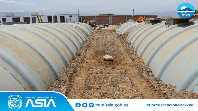 El alcalde distrital, Isaias Alcántara Malásquez supervisó los trabajos de la Planta de Tratamiento de Aguas Residuales (PTAR), ubicada en el Anexo La Joya, en compañía del gerente general de la E.PS Emapa Cañete, Cesar Nieto Serpa.
Esta obra es financiada por la empresa inmobiliaria Los Portales, que beneficiará a más de 5 mil familias del distrito de Asia. Además mejorará la calidad de vida de los ciudadanos, así como el saneamiento y el cuidado del medio ambiente, permitiendo el reusó de las aguas tratadas para la irrigación de los parques y jardines.
Los trabajos presentan un avance del 65 % y estarán culminados a fines de marzo, con un mes de prueba y finalmente su inauguración. La PTAR tendrá una capacidad de 15 litros por segundo.
Finalmente, el compromiso más importante del alcalde con la población, es que los anexos de Santa Cruz y 09 de Octubre cuenten con este importante servicio de alcantarillado que tantos años han esperado.
#MunicipalidadDistritalDeAsia
#PorelDesarrollodeAsia
#IsaiasAlcantaraAlcaldedeAsia