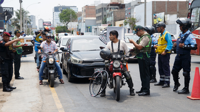 Surquillo, Miraflores y la PNP realizan operativo conjunto de control de identidad de vehículos.