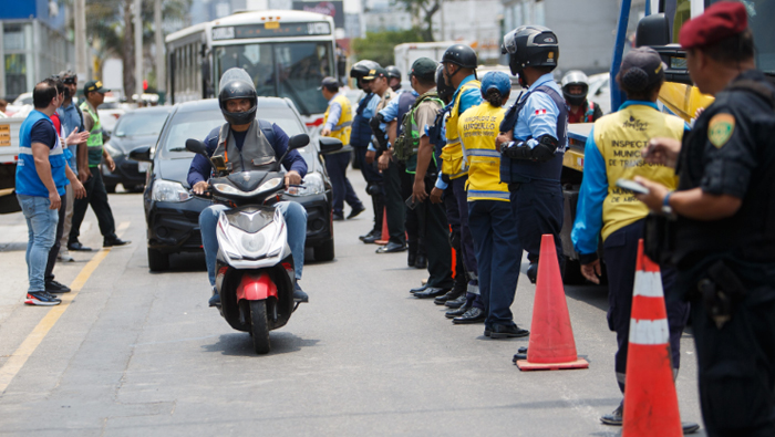 Surquillo, Miraflores y la PNP realizan operativo conjunto de control de identidad de vehículos.