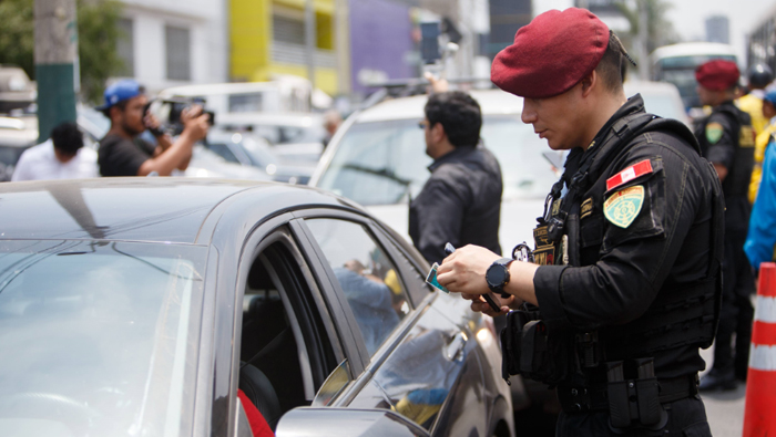 Surquillo, Miraflores y la PNP realizan operativo conjunto de control de identidad de vehículos.