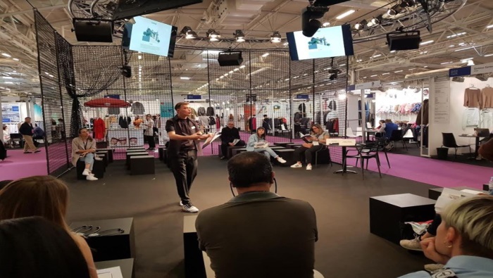 Empresa realizando una misión tecnológica en una feria internacional
