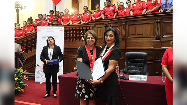 Presidenta de la Corte Superior del Callao, Teresa Soto Gordon, recibió reconocimiento "Mujer Líder" de la Mesa de Mujeres Parlamentarias del Congreso de la República