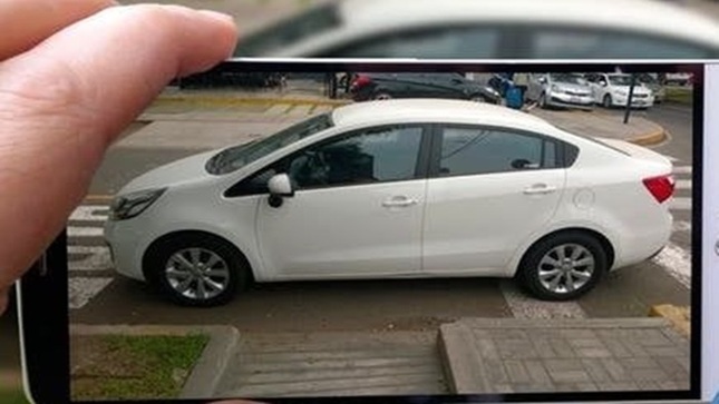 Aplicativo Ojo Vial con la captura de foto de un auto mal estacionado