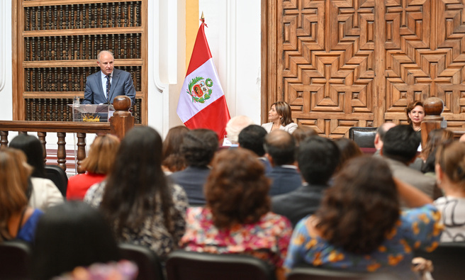 Canciller González-Olaechea informó que Consulados peruanos en el exterior organizan homenajes a connacionales destacadas