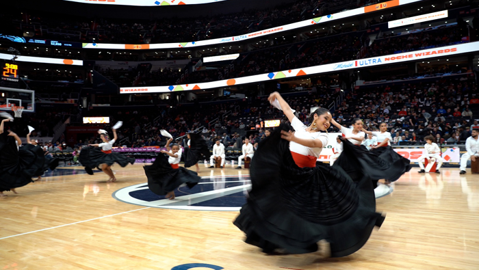 La marinera norteña peruana se luce en un partido de la NBA