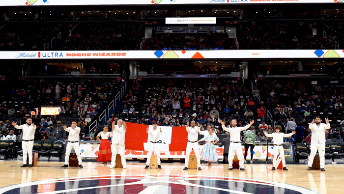 La marinera norteña peruana se luce en un partido de la NBA