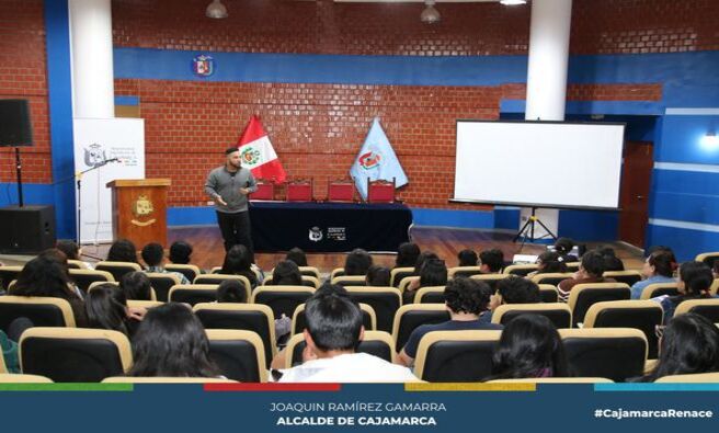📌La Municipalidad Provincial de Cajamarca, a través de la subgerencia de Programas Sociales y Empadronamiento y la coordinación Renace Mujer y Familia, dio inicio a el taller de francés que se dictarán los días miércoles en el auditorio de la comuna local por el docente Jack Bytton.
💪El regidor Eugenio Cruzado, enfatizó que seguirán fiscalizando y trabajando para implementar talleres, charlas y todo tipo de actividades que sumen al desarrollo de niños, jóvenes y miles de cajamarquinos que quieren superarse.