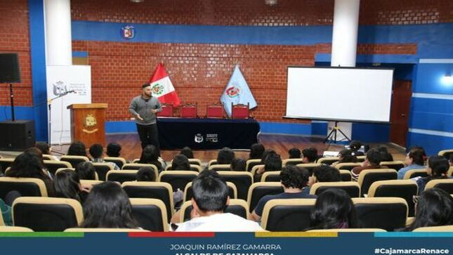 📌La Municipalidad Provincial de Cajamarca, a través de la subgerencia de Programas Sociales y Empadronamiento y la coordinación Renace Mujer y Familia, dio inicio a el taller de francés que se dictarán los días miércoles en el auditorio de la comuna local por el docente Jack Bytton. 
💪El regidor Eugenio Cruzado, enfatizó que seguirán fiscalizando y trabajando para implementar talleres, charlas y todo tipo de actividades que sumen al desarrollo de niños, jóvenes y miles de cajamarquinos que quieren superarse. 