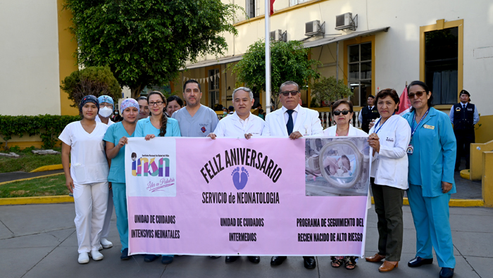 INSN: Servicios de Neonatología, Nefrología y Cardiología izaron el pabellón Nacional e Institucional