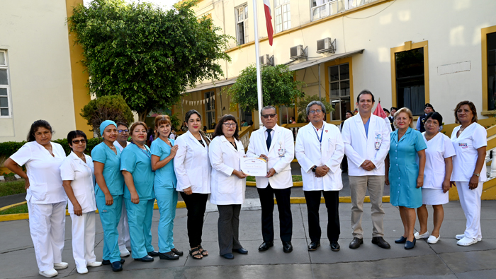 INSN: Servicios de Neonatología, Nefrología y Cardiología izaron el pabellón Nacional e Institucional