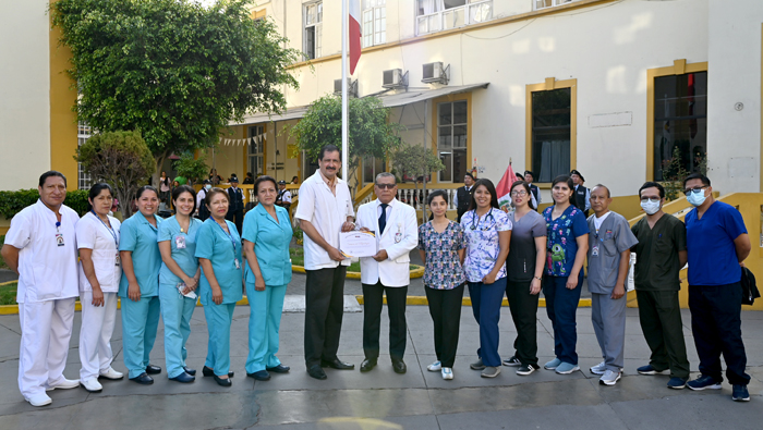 INSN: Servicios de Neonatología, Nefrología y Cardiología izaron el pabellón Nacional e Institucional
