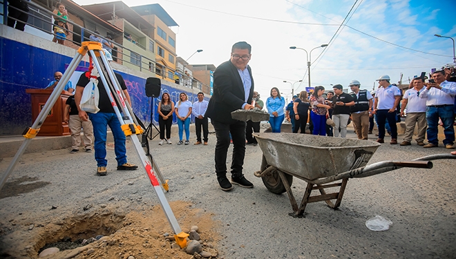 Teniente alcalde Richard Cortez y regidores se animaron a participar de la colocación de la primera piedra