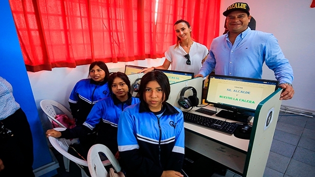 Alcalde Fernando Velasco junto a la artista y emprendedora social Vania Masías 