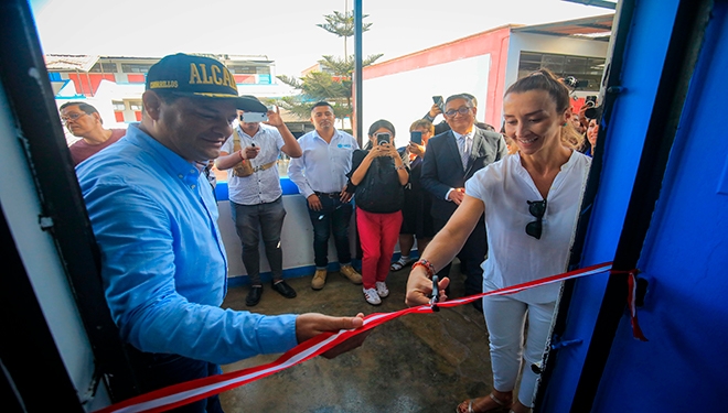 Se inauguró el salón de cómputo del colegio 