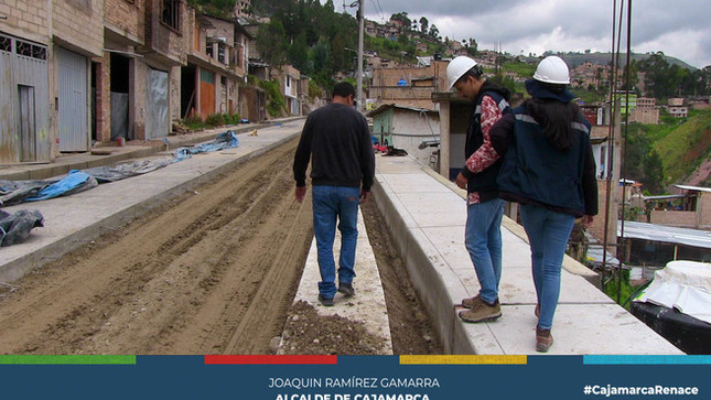 📌La Municipalidad de Cajamarca ha llevado a cabo una exhaustiva verificación de los avances en la obra de pavimentación del Jr. Miguel de Cervantes, beneficiando especialmente a los sectores de San Vicente y El Estanco. La obra, que abarca desde la cuadra 12 hasta la 29, se encuentra en la etapa de vaciado de loza de concreto, de acuerdo al expediente técnico establecido por la gerencia de Infraestructura Pública.
✅𝑫𝒖𝒓𝒂𝒏𝒕𝒆 𝒍𝒂 𝒊𝒏𝒔𝒑𝒆𝒄𝒄𝒊𝒐́𝒏 𝒓𝒆𝒂𝒍𝒊𝒛𝒂𝒅𝒂 𝒑𝒐𝒓 𝒍𝒐𝒔 𝒊𝒏𝒈𝒆𝒏𝒊𝒆𝒓𝒐𝒔 𝒎𝒖𝒏𝒊𝒄𝒊𝒑𝒂𝒍𝒆𝒔, 𝒔𝒆 𝒄𝒐𝒏𝒔𝒕𝒂𝒕𝒐́ 𝒒𝒖𝒆 𝒍𝒐𝒔 𝒕𝒓𝒂𝒃𝒂𝒋𝒐𝒔 𝒔𝒆 𝒆𝒔𝒕𝒂́𝒏 𝒆𝒋𝒆𝒄𝒖𝒕𝒂𝒏𝒅𝒐 𝒄𝒐𝒏𝒇𝒐𝒓𝒎𝒆 𝒂 𝒍𝒐 𝒑𝒍𝒂𝒏𝒊𝒇𝒊𝒄𝒂𝒅𝒐, 𝒄𝒖𝒎𝒑𝒍𝒊𝒆𝒏𝒅𝒐 𝒄𝒐𝒏 𝒍𝒐𝒔 𝒆𝒔𝒕𝒂́𝒏𝒅𝒂𝒓𝒆𝒔 𝒅𝒆 𝒄𝒂𝒍𝒊𝒅𝒂𝒅 𝒚 𝒔𝒆𝒈𝒖𝒓𝒊𝒅𝒂𝒅 𝒆𝒔𝒕𝒂𝒃𝒍𝒆𝒄𝒊𝒅𝒐𝒔. 𝑬𝒔𝒕𝒂 𝒔𝒖𝒑𝒆𝒓𝒗𝒊𝒔𝒊𝒐́𝒏 𝒅𝒆𝒕𝒂𝒍𝒍𝒂𝒅𝒂 𝒂𝒔𝒆𝒈𝒖𝒓𝒂 𝒒𝒖𝒆 𝒍𝒂 𝒐𝒃𝒓𝒂 𝒔𝒆 𝒍𝒍𝒆𝒗𝒆 𝒂 𝒄𝒂𝒃𝒐 𝒅𝒆 𝒎𝒂𝒏𝒆𝒓𝒂 𝒆𝒇𝒊𝒄𝒊𝒆𝒏𝒕𝒆 𝒚 𝒒𝒖𝒆 𝒔𝒆 𝒄𝒖𝒎𝒑𝒍𝒂𝒏 𝒍𝒐𝒔 𝒑𝒍𝒂𝒛𝒐𝒔 𝒆𝒔𝒕𝒂𝒃𝒍𝒆𝒄𝒊𝒅𝒐𝒔 𝒑𝒂𝒓𝒂 𝒔𝒖 𝒄𝒐𝒏𝒄𝒍𝒖𝒔𝒊𝒐́𝒏.
🗣El presidente vecinal del sector 16, Luis Alberto Yopla Sánchez expresó su agradecimiento hacia la comuna local y en particular hacia los ingenieros encargados de la supervisión de la obra.