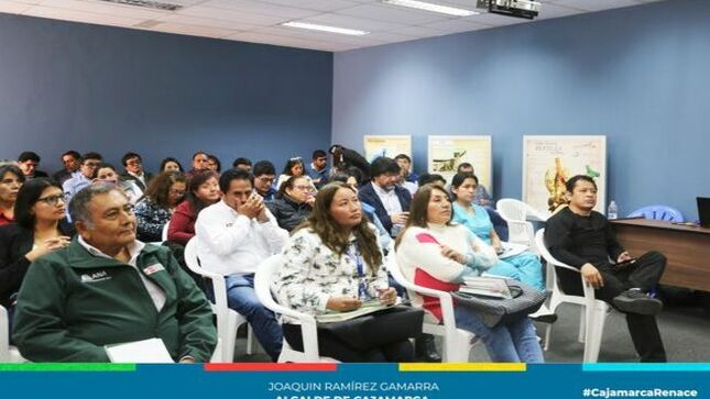 📌La gerencia de Desarrollo Ambiental y las subgerencias de Gestión Ambiental, Saneamiento Básico y Gestión Integral de Residuos Sólidos, participaron de la reunión, para la aprobación del plan de trabajo de la Comisión Ambiental Regional (CAR) para el año 2024.
✅La Comisión Ambiental Regional - CAR Cajamarca es la instancia de participación en la gestión ambiental de carácter multisectorial, encargada de la coordinación y concentración de la política ambiental, promoviendo el dialogo y el acuerdo a la problemática de la gestión ambiental y de recursos naturales entre los sectores público, privados, academia, sociedad civil y ciudadanía. 
👉En esta primera reunión de la CAR Cajamarca se realizó la Exposición de la Gestión Integral de Recursos Hídricos de la Cuenca Jequetepeque – Zaña. A cargo de PROGRAMA DE DESARROLLO PRODUCTIVO AGRARIO RURAL - AGRO RURAL, Ing. Niltón Bugón y la Aprobación del Plan de Trabajo de Trabajo de la Comisión Ambiental Regional – CAR 2024.
✅La CAR está constituida por 27 instituciones (públicas y privadas) donde se articula y fomenta el consenso y diálogo técnico entre los representantes de las diferentes instituciones.