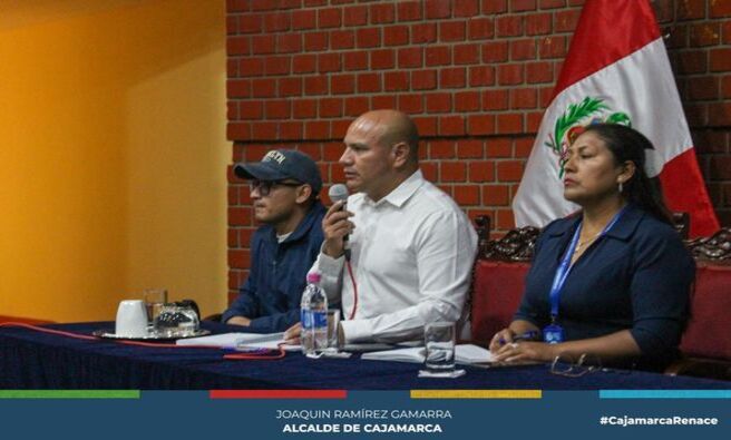 📌El alcalde provincial, Joaquin Ramírez Gamarra, junto a la gerente de Transportes y Seguridad Vial, se reunieron con diferentes gremios de transportistas para darle solución inmediata a todas las dudas y consultas sobre diferentes temas como la próxima licitación del plan de rutas.
✅Además, la gerencia de Transportes y Seguridad Vial, brindará capacitación a todas las empresas para cumplir con su expediente y así estar en óptimas condiciones para licitar las nuevas rutas siendo un beneficio para toda la provincia.
🤝Finalmente, la primera autoridad edil reafirmó su compromiso para seguir trabajando y ordenando el transporte en nuestra ciudad.