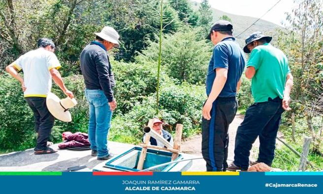 ✅ La gerencia de Desarrollo Ambiental a través de la subgerencia de Saneamiento Básico, está realizando la instalación de Sistemas de Cloración por Goteo en la zona rural de Cajamarca que permite garantizar la sostenibilidad de los servicios de saneamiento y asegurar la calidad del agua que es consumida por los beneficiarios.
👉El ATM visitó la JASS Hualanga Baja, donde se realizó la instalación de dichos equipos que cumplen un rol fundamental en el proceso del agua, la cloración.
🗣Además de la instalación, el Área Técnica Municipal viene brindando asistencia técnica a los prestadores, fortaleciendo la articulación entre los comités de apoyo de saneamiento y el gobierno local respecto a las adecuadas actividades de operación, mantenimiento, calibración de equipos de cloración de agua a fin de que ésta sea apta para consumo humano.