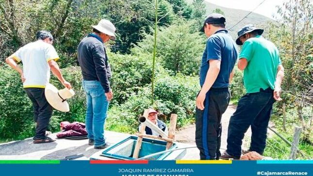 ✅ La gerencia de Desarrollo Ambiental a través de la subgerencia de Saneamiento Básico, está realizando la instalación de Sistemas de Cloración por Goteo en la zona rural de Cajamarca que permite garantizar la sostenibilidad de los servicios de saneamiento y asegurar la calidad del agua que es consumida por los beneficiarios. 
👉El ATM visitó  la JASS Hualanga Baja, donde se  realizó la instalación de dichos equipos que cumplen un rol fundamental en el proceso del agua, la cloración.
🗣Además de la instalación, el Área Técnica Municipal viene brindando asistencia técnica a los prestadores, fortaleciendo la articulación entre los comités de apoyo de saneamiento y el gobierno local respecto a las adecuadas actividades de operación, mantenimiento, calibración de equipos de cloración de agua a fin de que ésta sea apta para consumo humano.